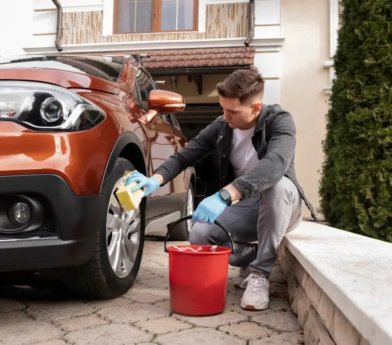 Lavage auto à domicile Roissy-en-France : professionnel intervenant sur un véhicule